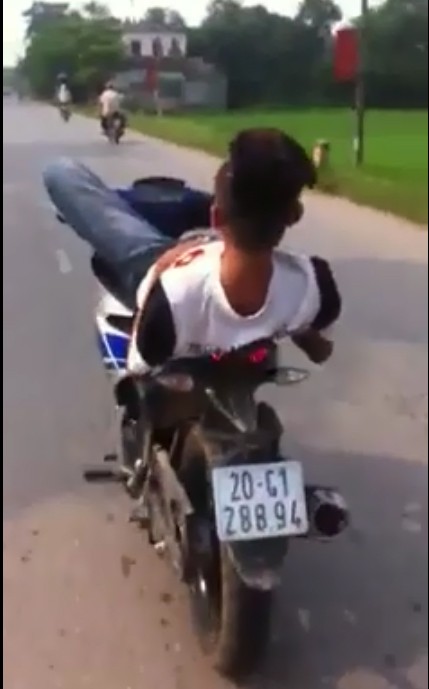 'Quái xế' nằm ngửa lái xe máy... bằng chân ở Thái Nguyên ảnh 3