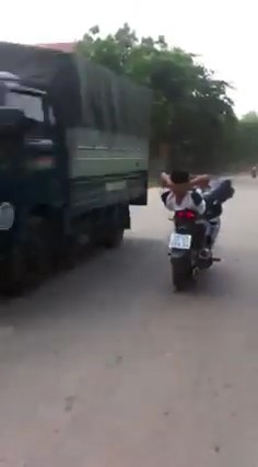 'Quái xế' nằm ngửa lái xe máy... bằng chân ở Thái Nguyên ảnh 4