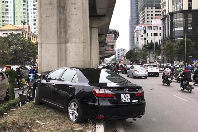 Xe Camry gây tai nạn liên hoàn, hạ gục 4 xe máy ở Hà Đông ảnh 2