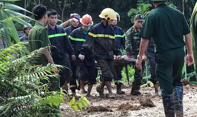 Lội bùn sâu, bới đất đá cứu nạn nhân vụ sạt lở ở Hòa Bình ảnh 3