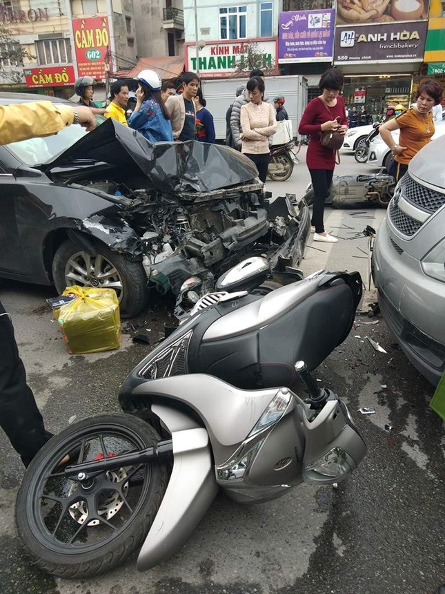 Mazda 3 đâm liên hoàn trên đường Hà Nội ảnh 1