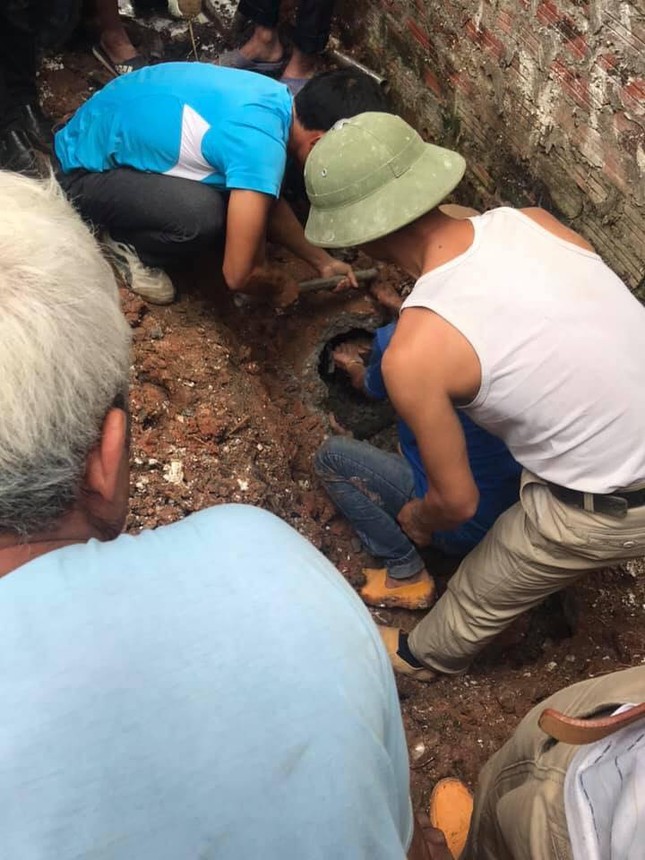 Nam thanh niên nghi ngáo đá chui vào ống cống gần 1 ngày ảnh 1