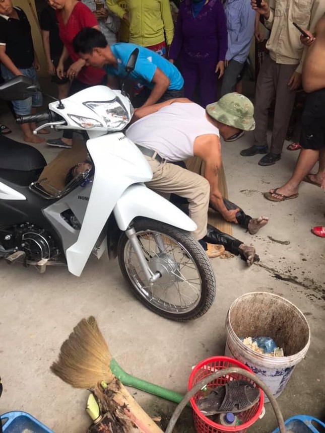 Nam thanh niên nghi ngáo đá chui vào ống cống gần 1 ngày ảnh 2