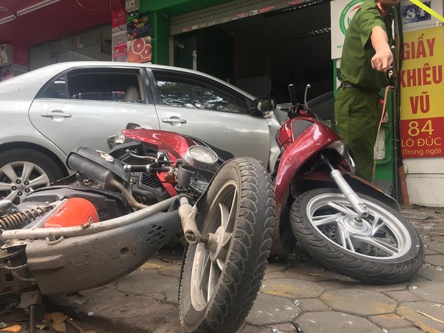 Người phụ nữ lái Toyota đâm thẳng vào cửa hàng hoa quả ảnh 1