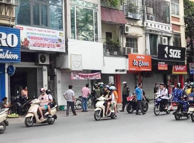 Bắt đối tượng truy nã đặc biệt nguy hiểm trong nhà dân trên phố Núi Trúc ảnh 1