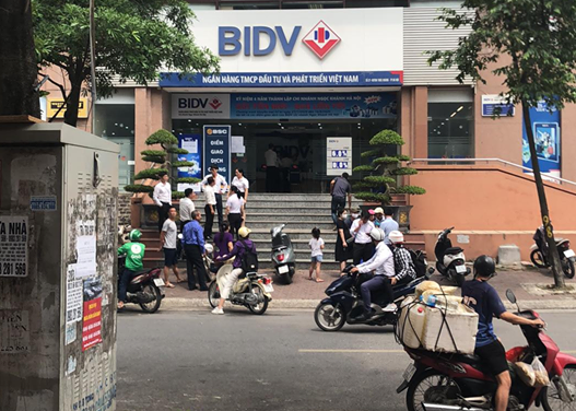 Hai đối tượng cướp gần một tỷ của ngân hàng ở Hà Nội như thế nào? ảnh 1