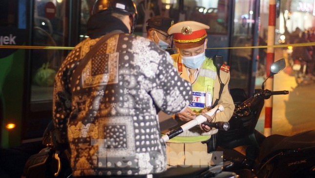 Vi phạm nồng độ cồn ở mức 'khủng', người đàn ông ngậm ngùi... bắt taxi về ảnh 2