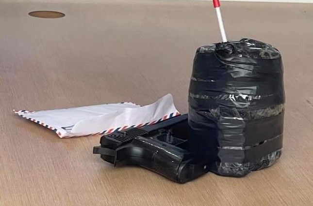 Người đàn ông nghi dùng súng cướp ngân hàng tại Hà Nội ảnh 1