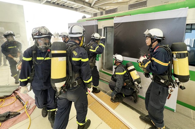 200 trăm cảnh sát diễn tập chữa cháy lớn trên tuyến tàu điện trên cao ảnh 4