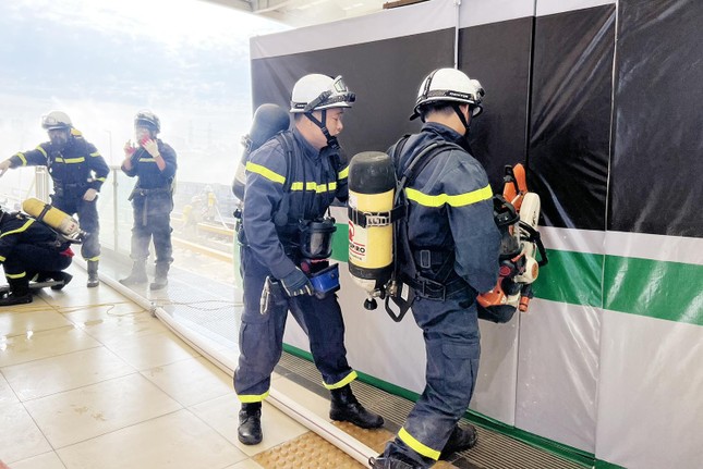 200 trăm cảnh sát diễn tập chữa cháy lớn trên tuyến tàu điện trên cao ảnh 5