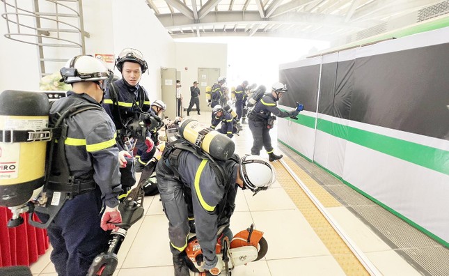 200 trăm cảnh sát diễn tập chữa cháy lớn trên tuyến tàu điện trên cao ảnh 3