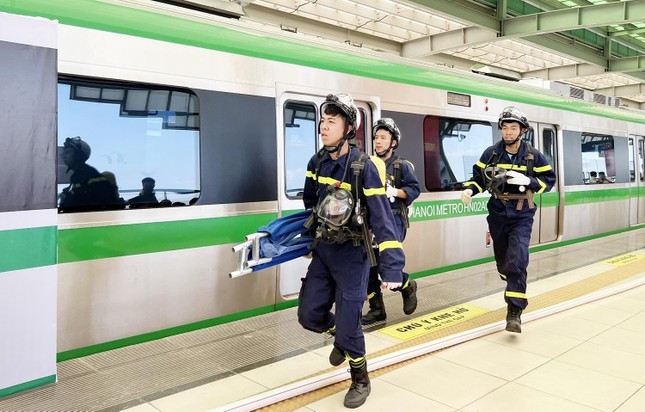 200 trăm cảnh sát diễn tập chữa cháy lớn trên tuyến tàu điện trên cao ảnh 6