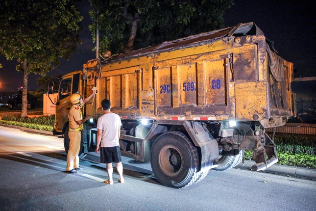 Đón lõng xử lý hàng loạt xe quá tải, cơi nới chạy ban đêm để né chốt ảnh 1