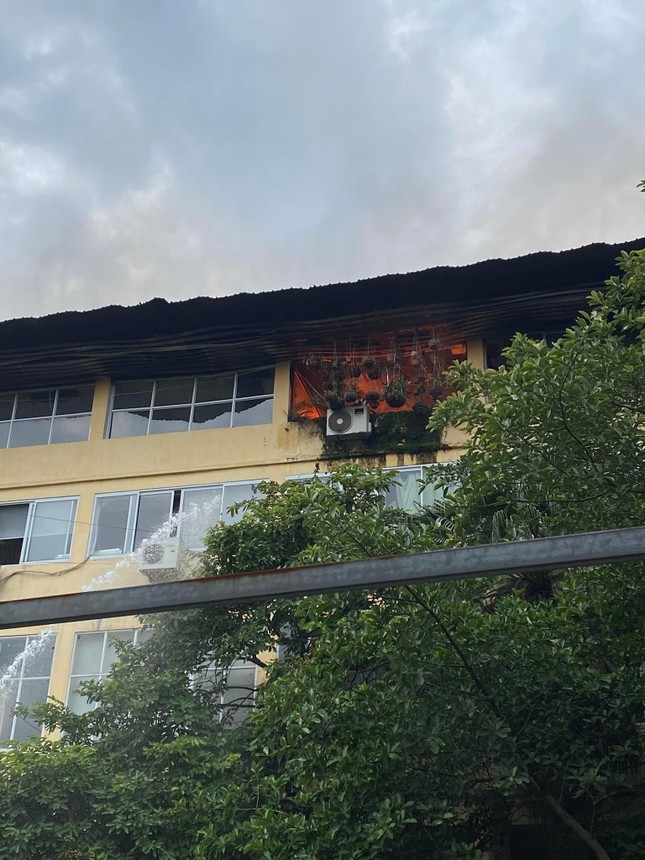 Cháy ngùn ngụt tại kho xưởng trên đường Trường Chinh ảnh 4