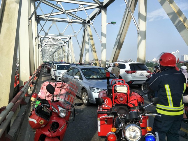 6 ô tô đâm liên hoàn, cầu Chương Dương ùn tắc kinh hoàng ảnh 3
