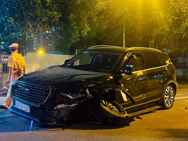 Tài xế ô tô nghi say xỉn, gây tai nạn liên hoàn trên đường phố Hà Nội ảnh 1