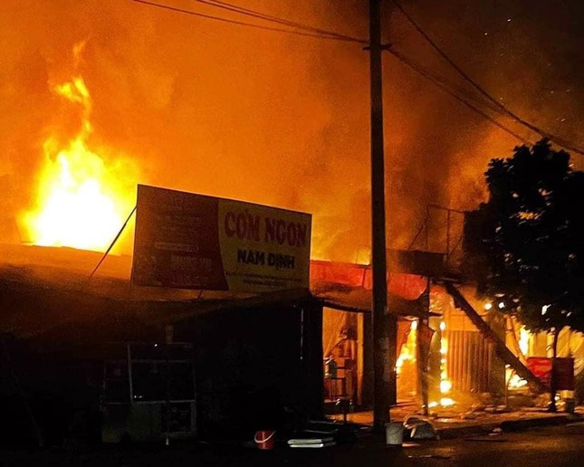 Cháy lớn tại dãy nhà tạm kinh doanh ăn uống, ca nhạc tại Hà Nội - Ảnh 1.