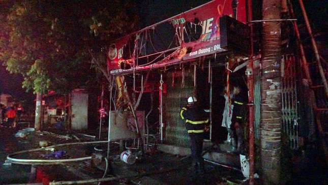 Cháy lớn tại dãy nhà tạm kinh doanh ăn uống, ca nhạc tại Hà Nội - Ảnh 2.