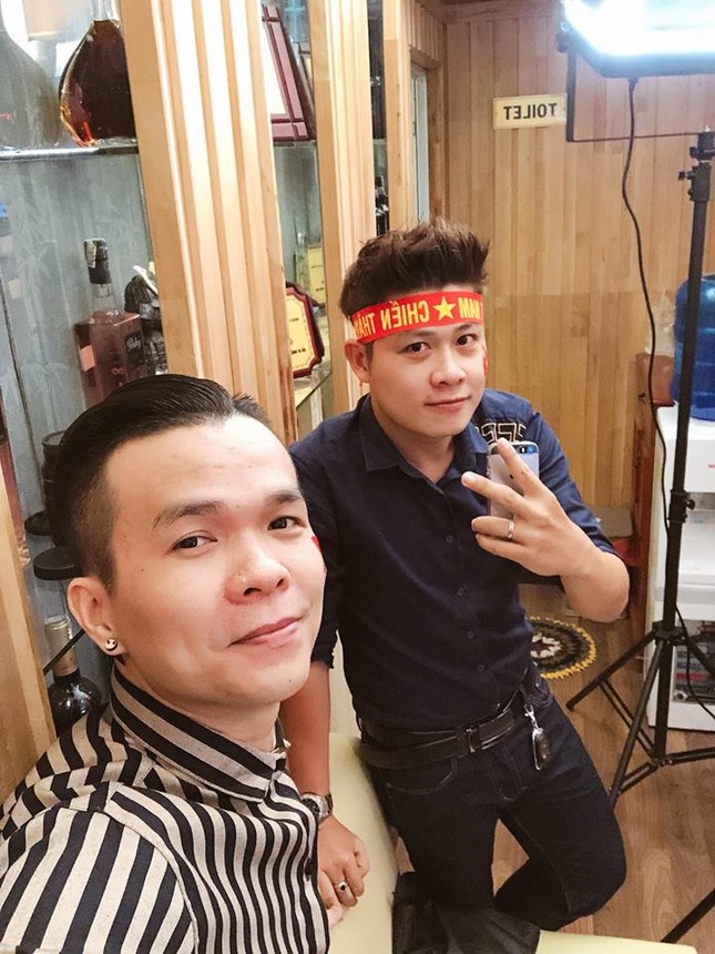 Mr Đàm cùng dàn sao mặc áo đỏ sao vàng, quay MV 'tiếp sức' U23 Việt Nam ảnh 1