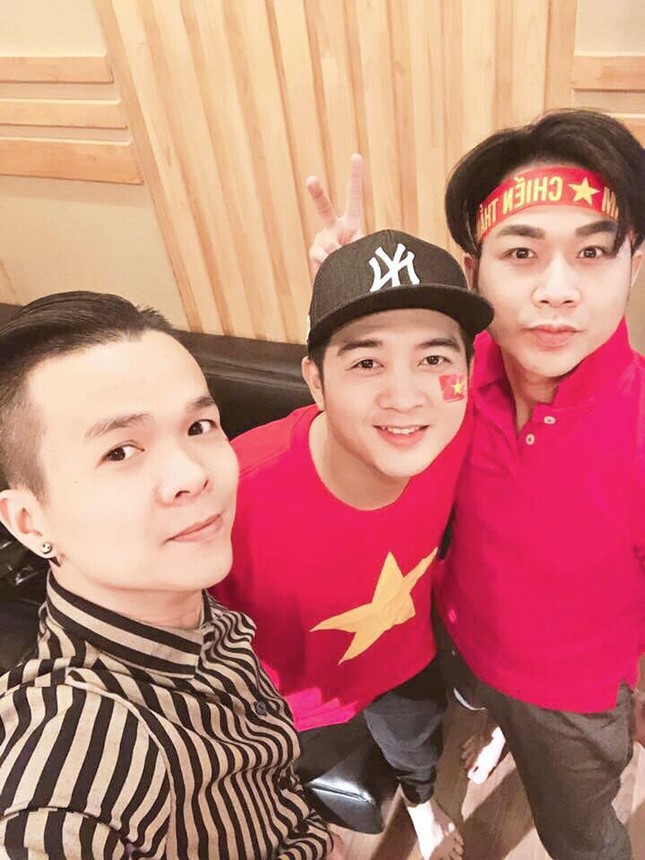 Mr Đàm cùng dàn sao mặc áo đỏ sao vàng, quay MV 'tiếp sức' U23 Việt Nam ảnh 5