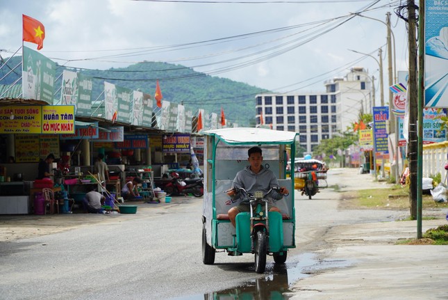 Nhếch nhác hàng chục ki ốt chắn biển Thiên Cầm ảnh 8