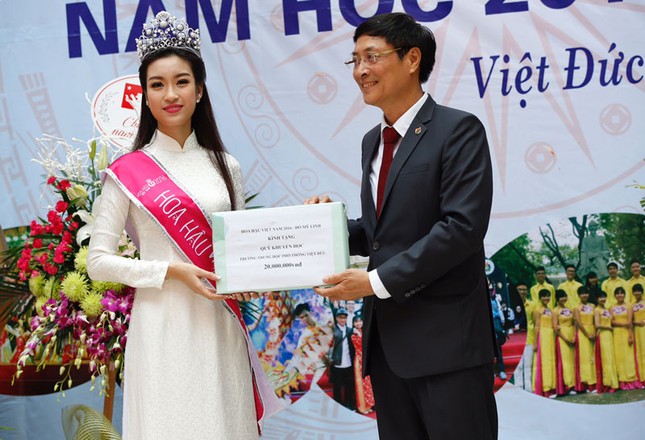Hoa hậu Đỗ Mỹ Linh mặc áo dài trắng dự lễ khai giảng trường Việt Đức ảnh 8