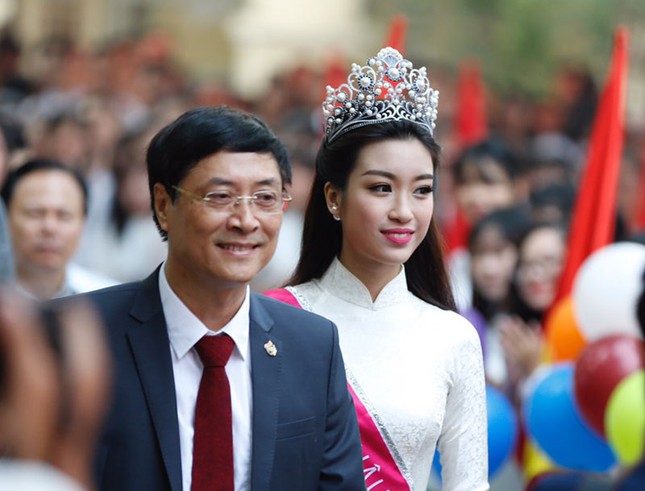 Hoa hậu Đỗ Mỹ Linh mặc áo dài trắng dự lễ khai giảng trường Việt Đức ảnh 5