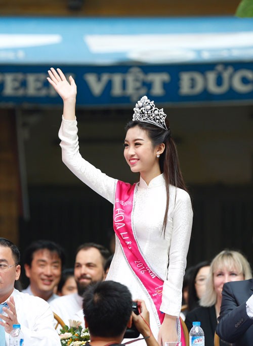 Hoa hậu Đỗ Mỹ Linh mặc áo dài trắng dự lễ khai giảng trường Việt Đức ảnh 6