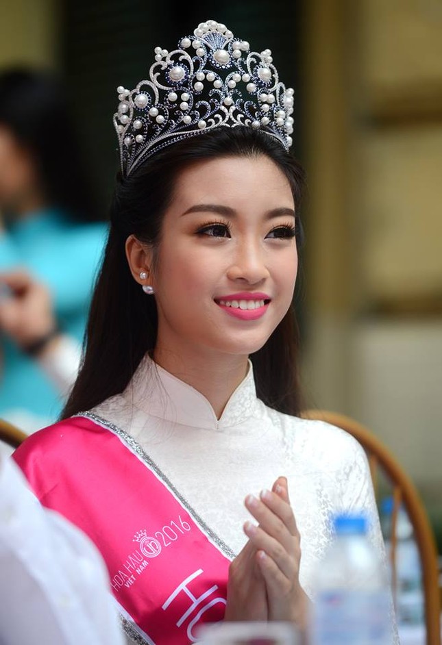 Hoa hậu Đỗ Mỹ Linh mặc áo dài trắng dự lễ khai giảng trường Việt Đức ảnh 1