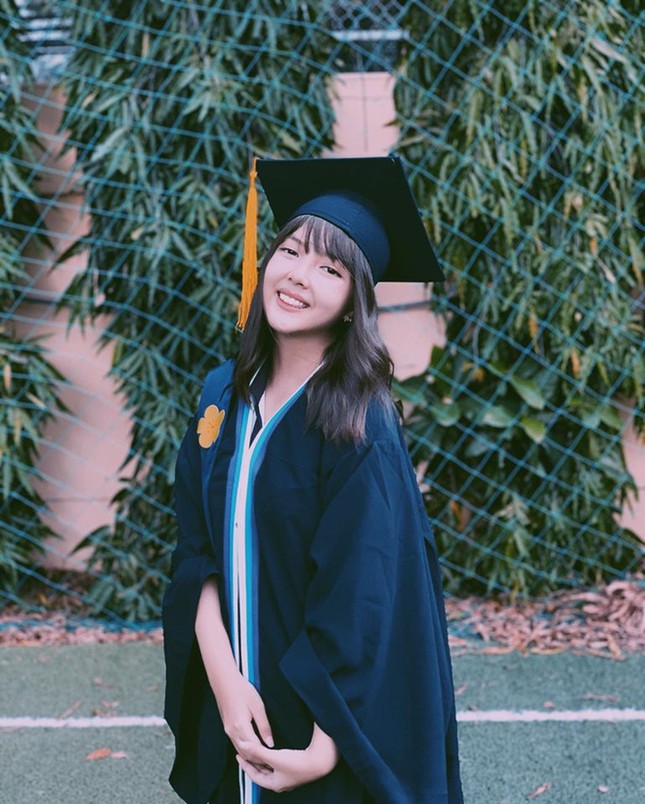 Sắc màu SV 15/7: Nữ sinh có vẻ đẹp tựa Lisa; hot girl RMIT được tặng đồng hồ 400 “củ” ảnh 2