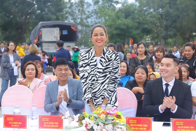 Hari Won, H’Hen Niê tuyên truyền chống tảo hôn tại Hà Giang ảnh 7