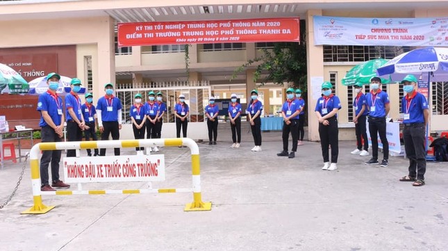 Áo xanh tình nguyện đã sẵn sàng cho một kỳ thi an toàn ảnh 3
