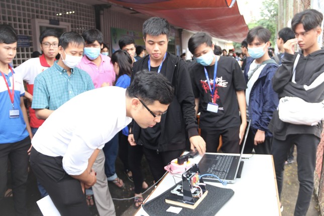 Xem sinh viên năm nhất sáng tạo tại Ngày hội Kỹ thuật trường ĐH Bách khoa (ĐHQG TP. HCM) ảnh 7