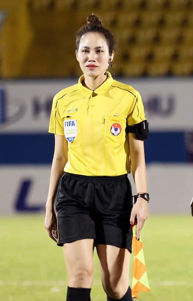 Hành trình trở thành trọng tài FIFA Elite của “hot girl” bốc lửa Hà Thị Phượng ảnh 1