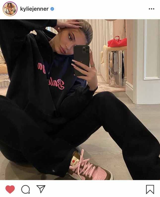 Từ Chi Pu đến Kylie Jenner - đây chính là món đồ thời trang hot nhất mùa “Tết Corona“ ảnh 6