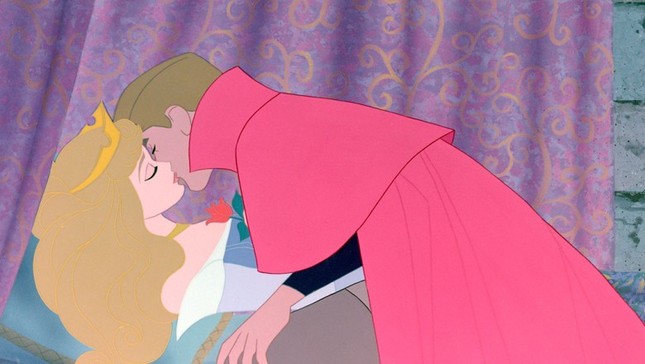 Lọ lem - công chúa "rắc thính" giỏi nhất Disney vs Ariel - cô gái yêu đơn phương ngây ngô ảnh 2