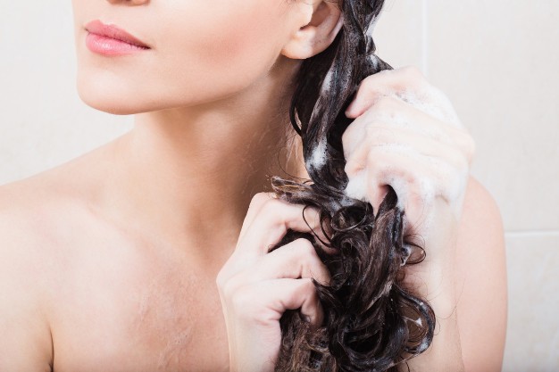 8 lý do khiến bạn mất cả đống tiền cho đủ loại mỹ phẩm nhưng tóc xấu vẫn hoàn xấu ảnh 2