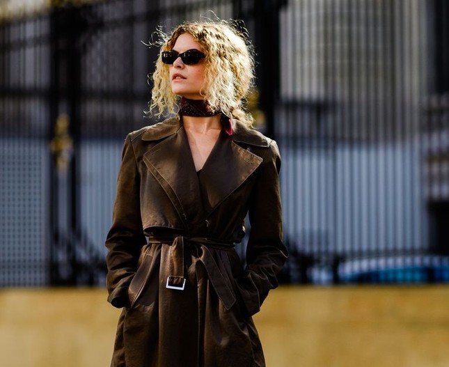 Gợi ý cách buộc khăn sành điệu cho các cô gái theo kịp trend trong “Emily in Paris“ ảnh 5