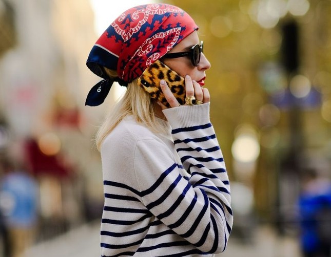 Gợi ý cách buộc khăn sành điệu cho các cô gái theo kịp trend trong “Emily in Paris“ ảnh 3