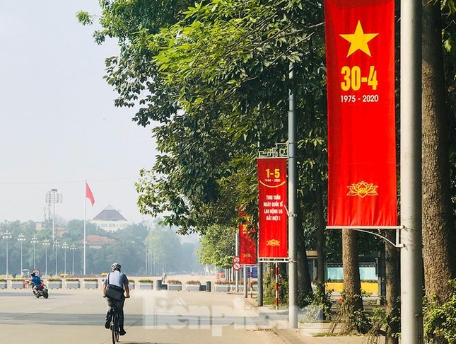 Nhiều điểm du lịch đóng cửa, người dân Hà Nội đổ ra các tuyến phố lớn dịp lễ 30/4 ảnh 1