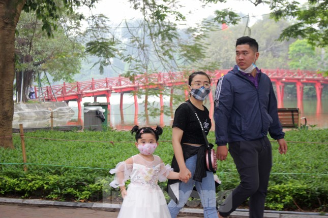 Nhiều điểm du lịch đóng cửa, người dân Hà Nội đổ ra các tuyến phố lớn dịp lễ 30/4 ảnh 11