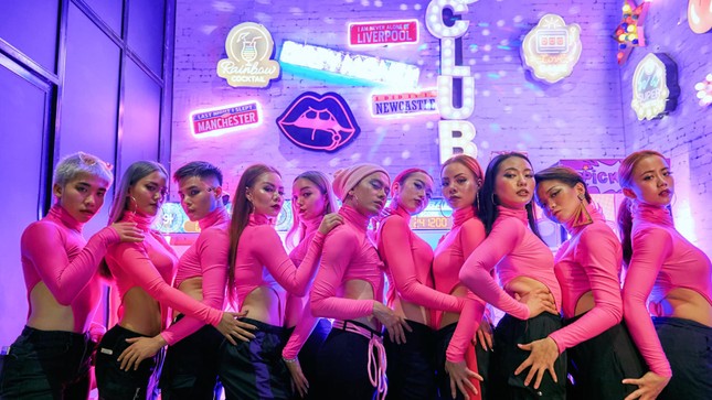 Nhóm nhảy Việt được Dua Lipa hết lời khen ngợi từng gây 'bão' sân khấu Asia's Got Talent ảnh 7