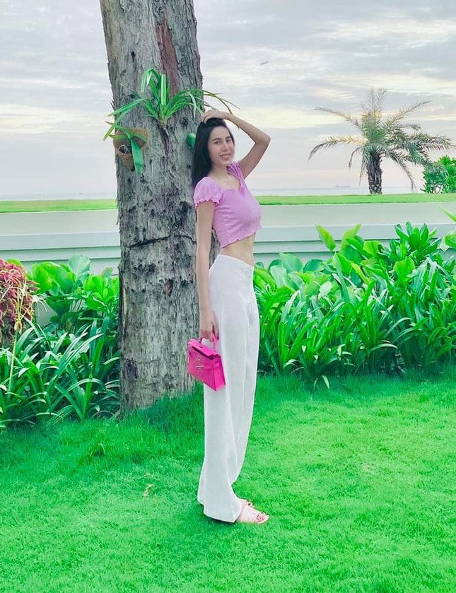 Lệ Quyên khoe chân dài miên man gây ngưỡng mộ ảnh 12