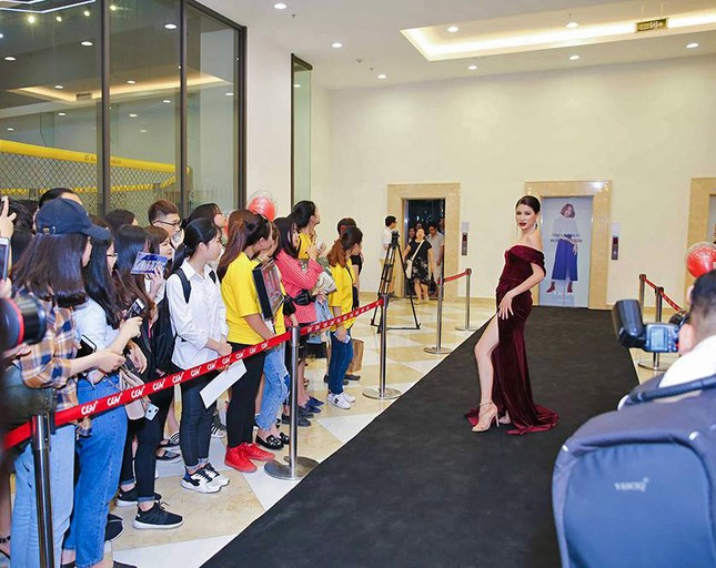 Trang Trần diện đầm trễ nải khoe vòng một hút mắt ảnh 1