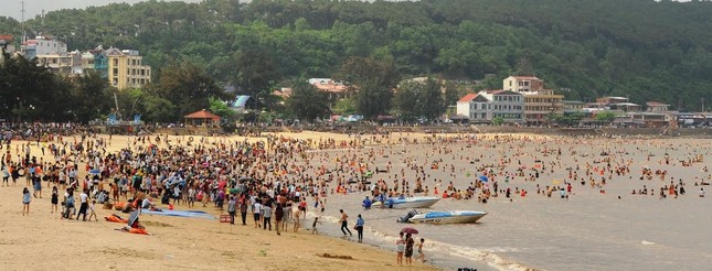 Biển Đồ Sơn đông nghịt, đường vào ùn ứ ảnh 1