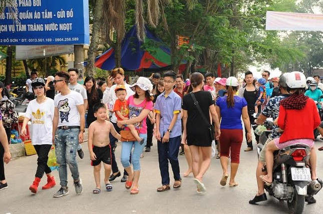Biển Đồ Sơn đông nghịt, đường vào ùn ứ ảnh 5
