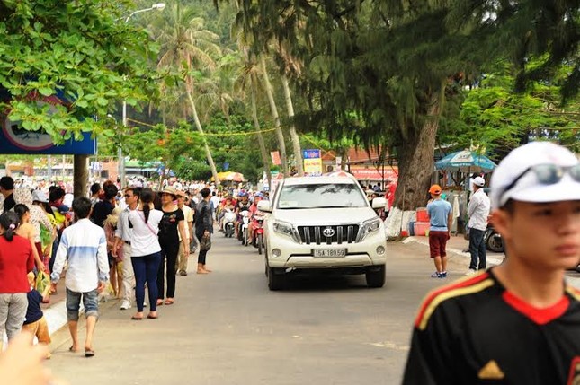 Biển Đồ Sơn đông nghịt, đường vào ùn ứ ảnh 6