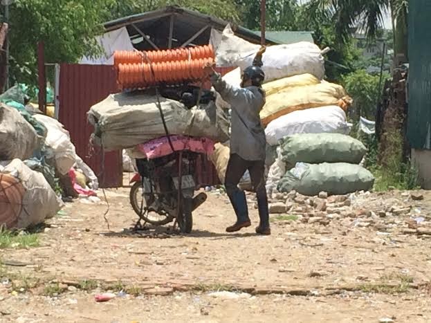 Cận cảnh làng tái chế phế liệu giữa Thủ đô ảnh 1