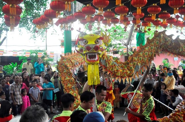 TPHCM: Chen chân đi lễ chùa, bãi giữ xe mọc như nấm ảnh 10