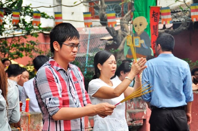 TPHCM: Chen chân đi lễ chùa, bãi giữ xe mọc như nấm ảnh 14